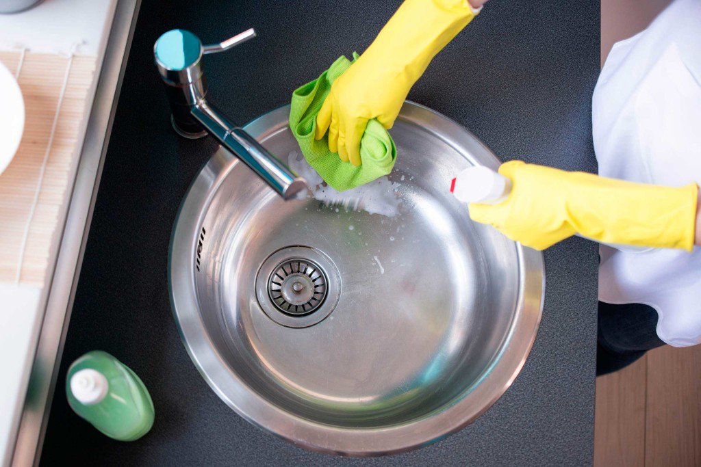 How to clean kitchen sink with vinegar