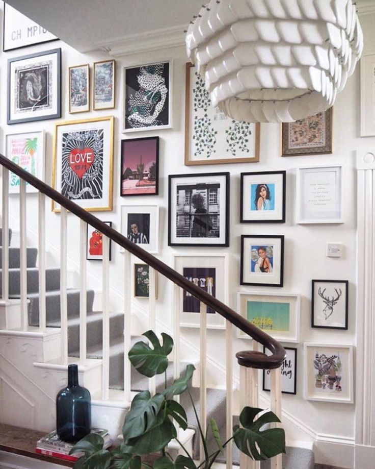 How to decorate staircase walls