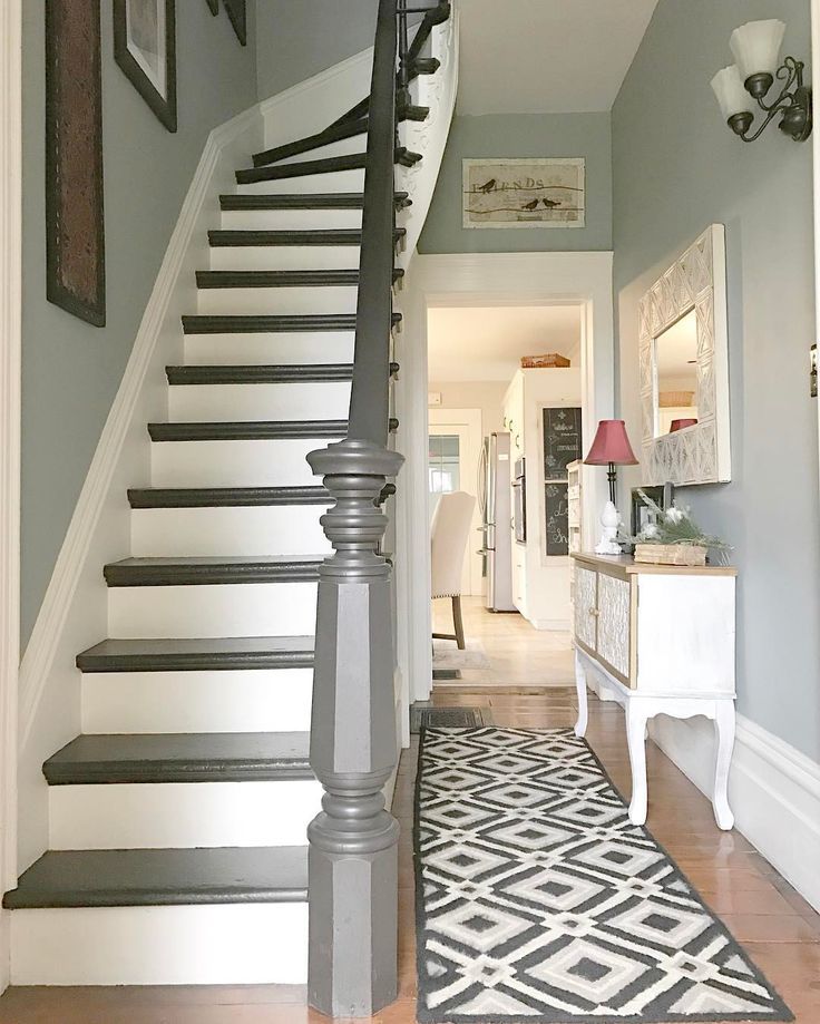 How to decorate a stairway landing