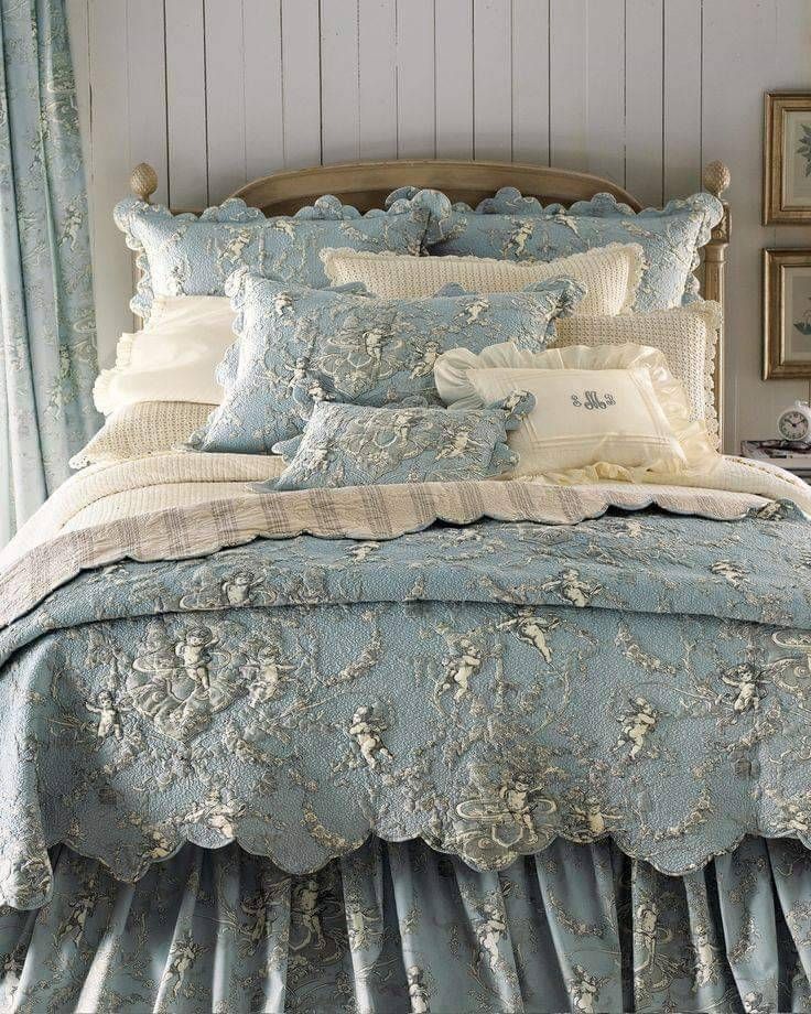 Neutral layered bedding