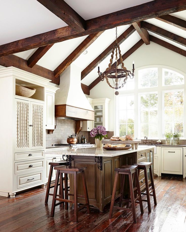 Traditional style kitchen