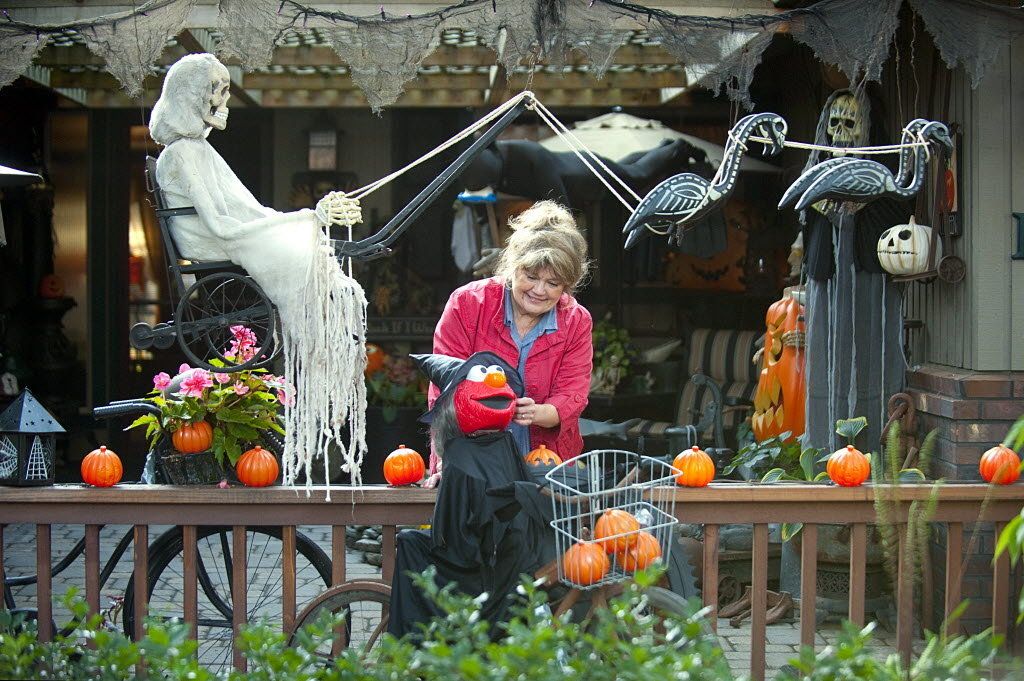 Scary yards decorated for halloween