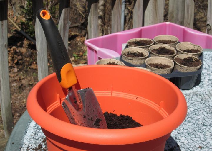 Can i use garden soil for potting