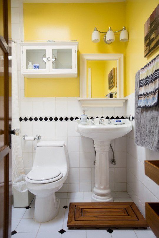 Yellow bathtub color scheme