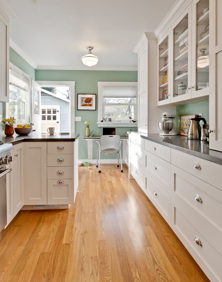 What color walls go with cream cabinets