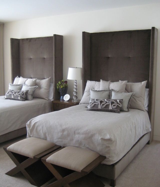 Guest room with twin beds